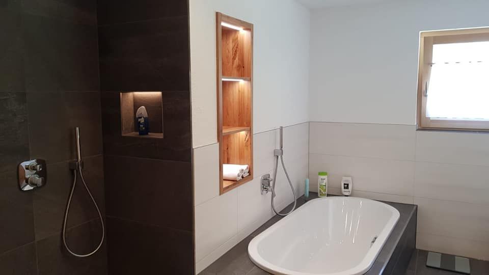 Ein Badezimmer mit Badewanne und Dusche.