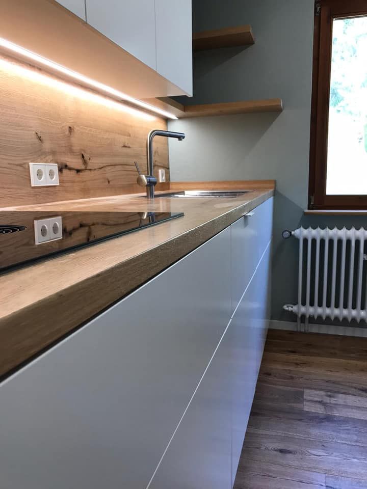 Eine Küche mit Spüle, Herd und Fenster.