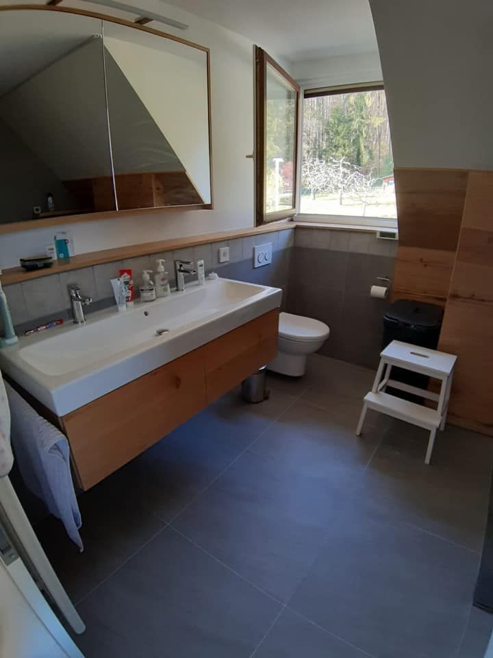 Ein Badezimmer mit Waschbecken, Toilette und Spiegel.