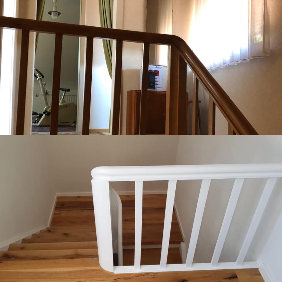 Eine Treppe mit weißem Geländer und Holzstufen