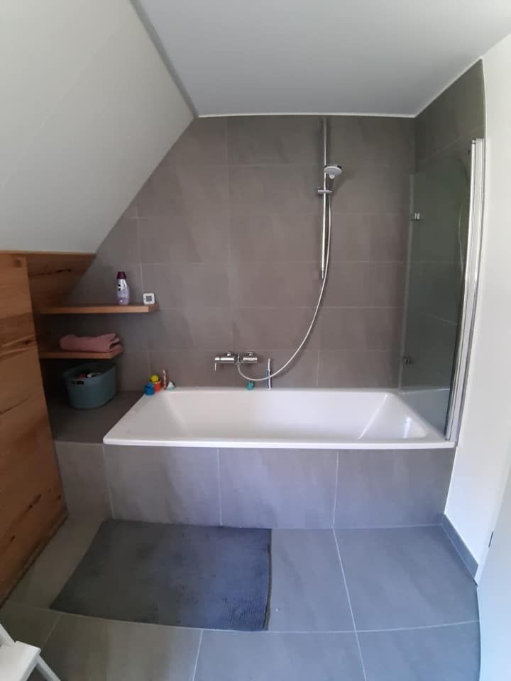 Ein Badezimmer mit Badewanne und Dusche.