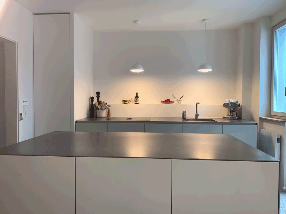 In der Mitte der Küche befindet sich eine große Insel.