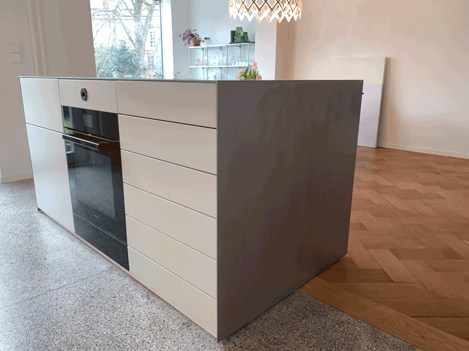 Eine Küche mit großer Kochinsel und Herd