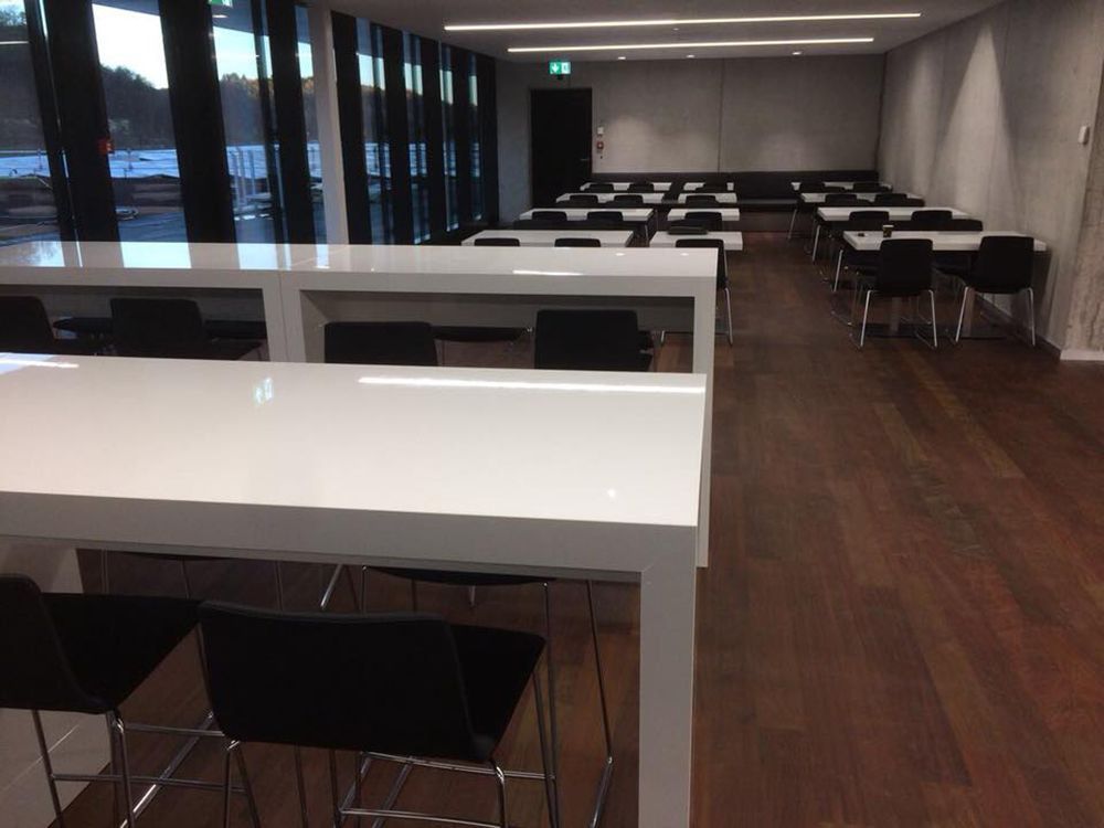 Ein großer Raum mit Tischen und Stühlen