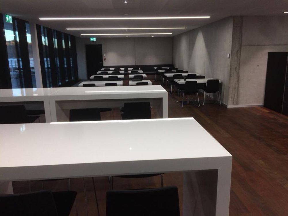 Ein großer Raum mit Tischen und Stühlen