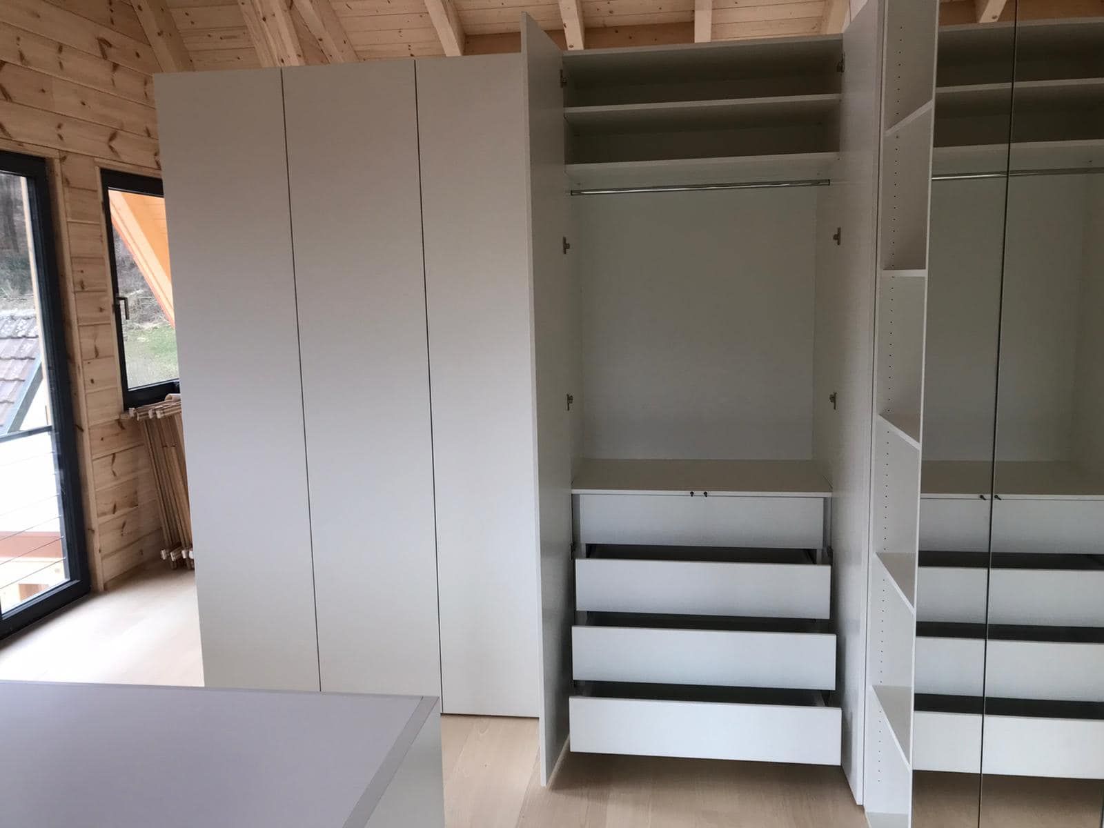 Ein Raum mit vielen weißen Schränken und Schubladen