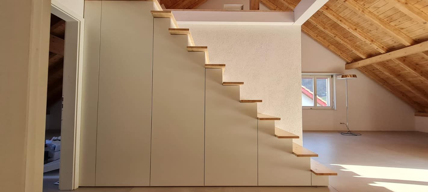 In eine Dachgeschosswand ist eine Treppe eingebaut.