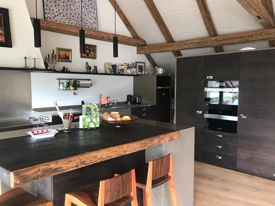 Eine Küche mit Holzarbeitsplatte und Hockern