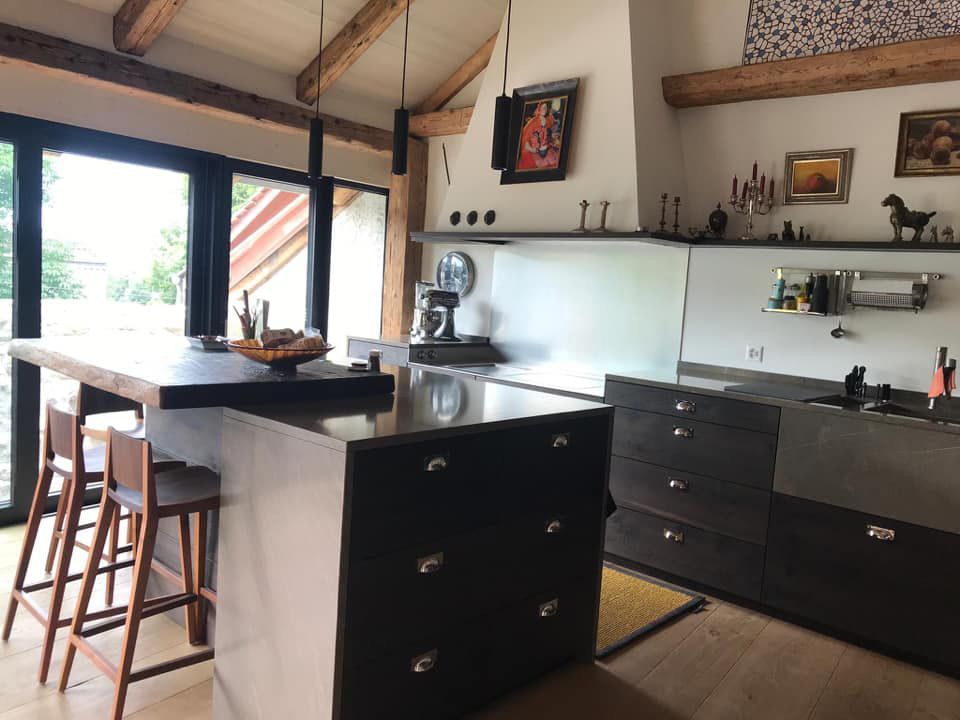 In der Mitte der Küche befindet sich eine große Insel.