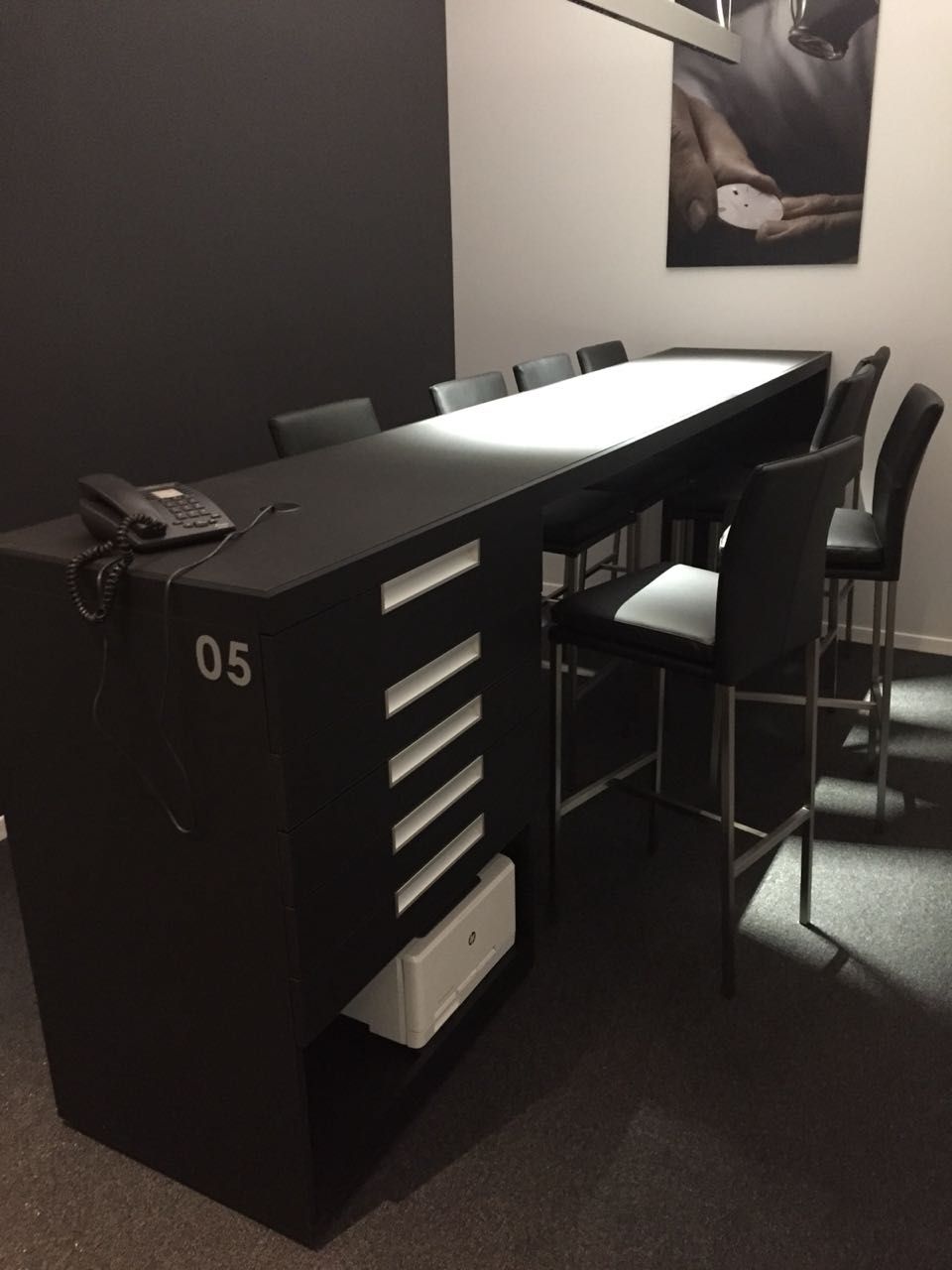 Ein schwarzer Tisch mit der Nummer 05 darauf