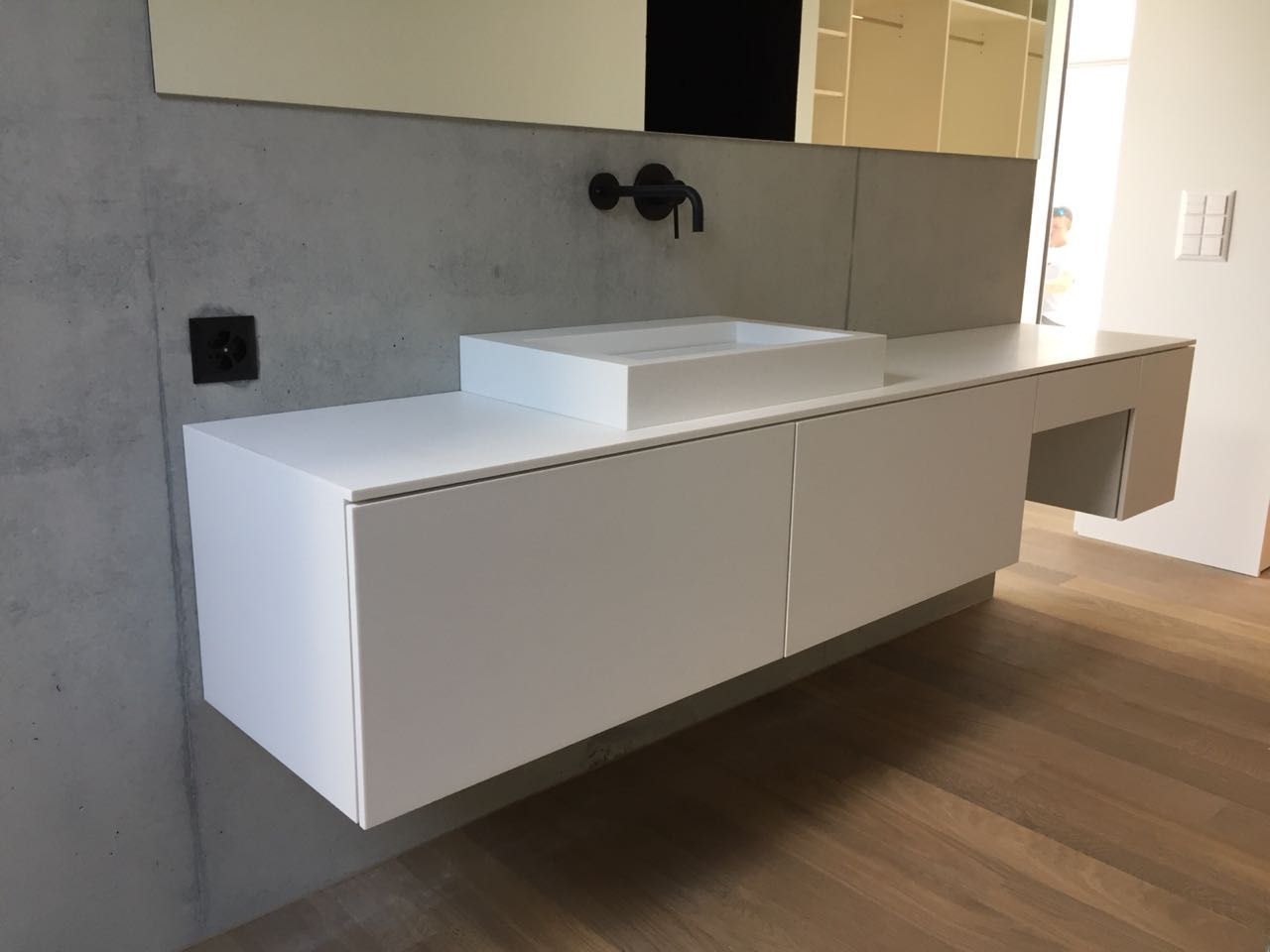 Ein Badezimmer mit Waschbecken und Spiegel an der Wand