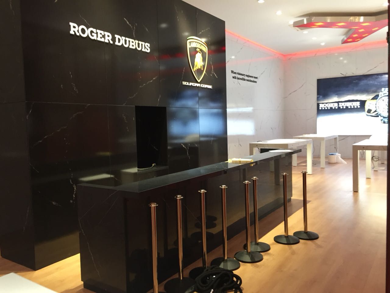 Ein Zimmer mit einem Roger Dubuis-Schild an der Wand