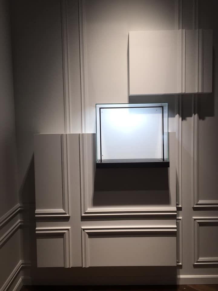 Eine weiße Wand mit dem Schatten einer Person darauf