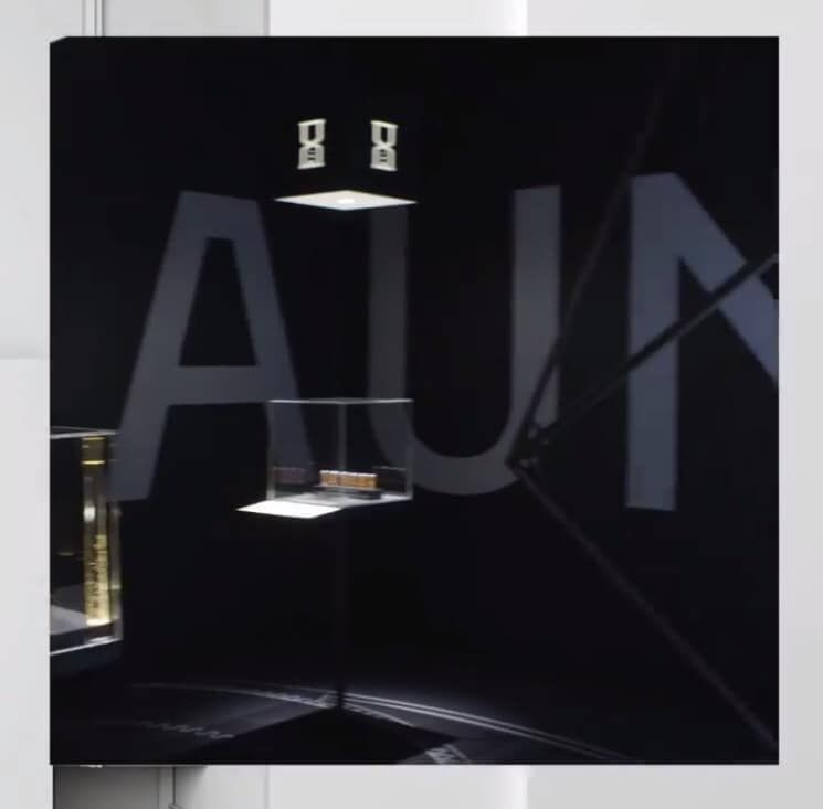 Ein schwarzer Hintergrund mit dem Wort Aum darauf