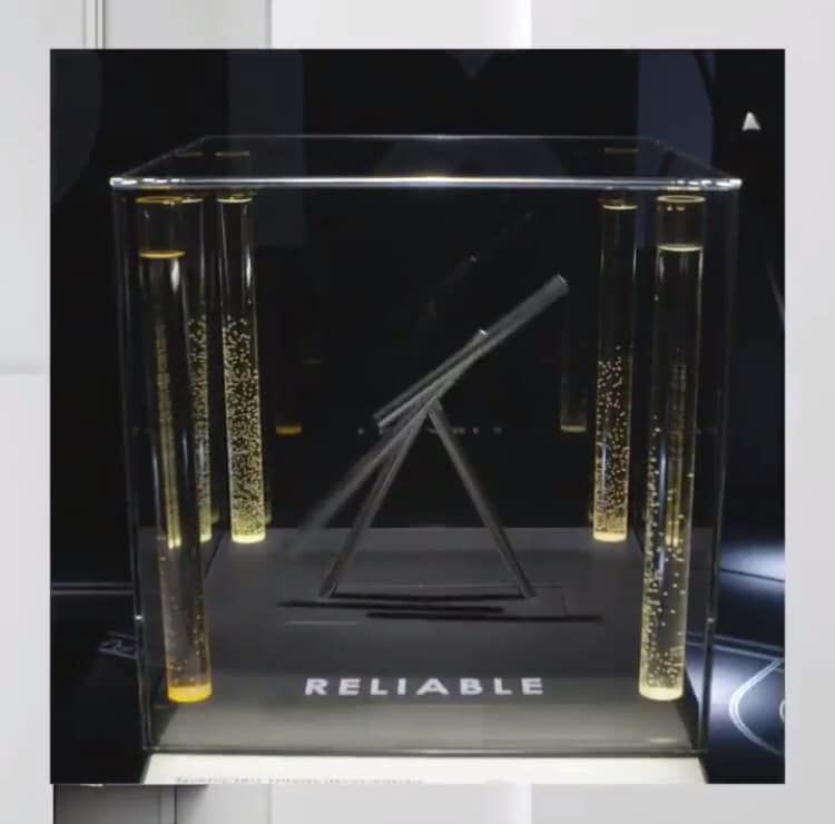 Eine Vitrine mit dem Wort „zuverlässig“ darauf