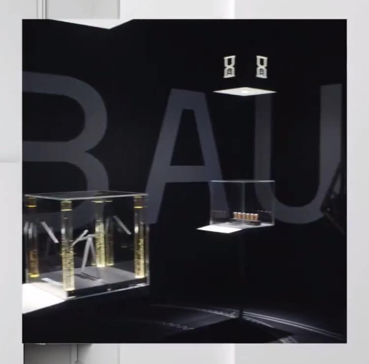 Eine schwarze Wand mit dem Wort „Bau“ darauf