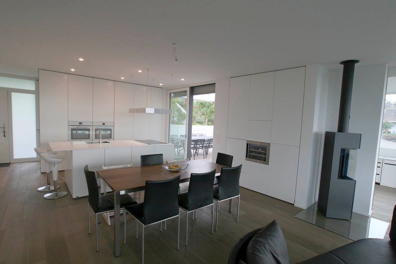 Ein Esszimmer mit Tisch und Stühlen und einem Kamin