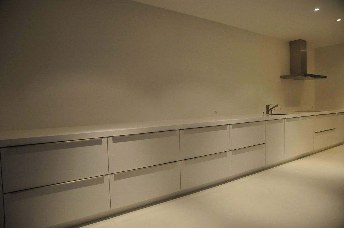 Eine Küche mit weißen Schränken und einer Spüle