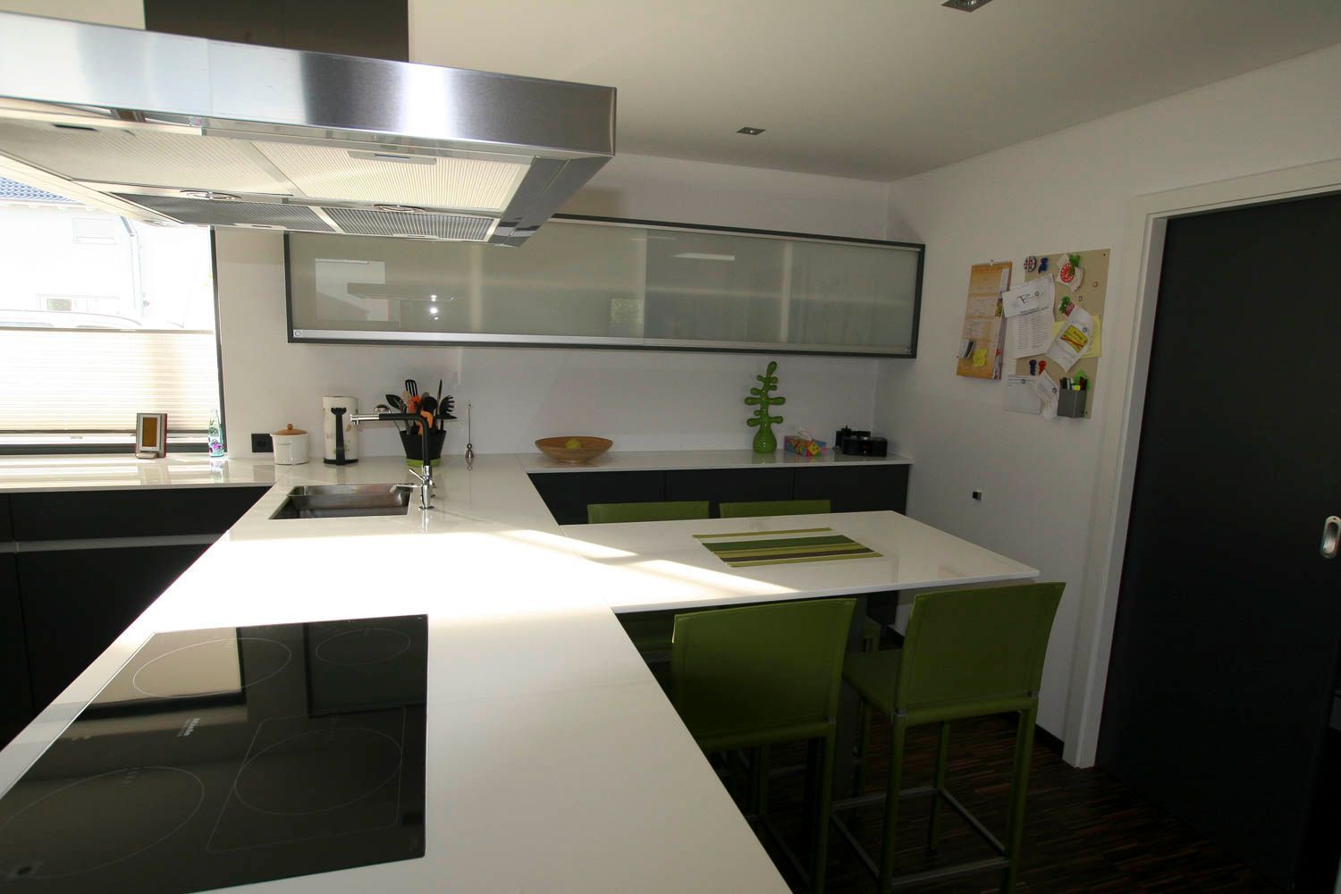 Eine Küche mit einem Tisch und Stühlen darin