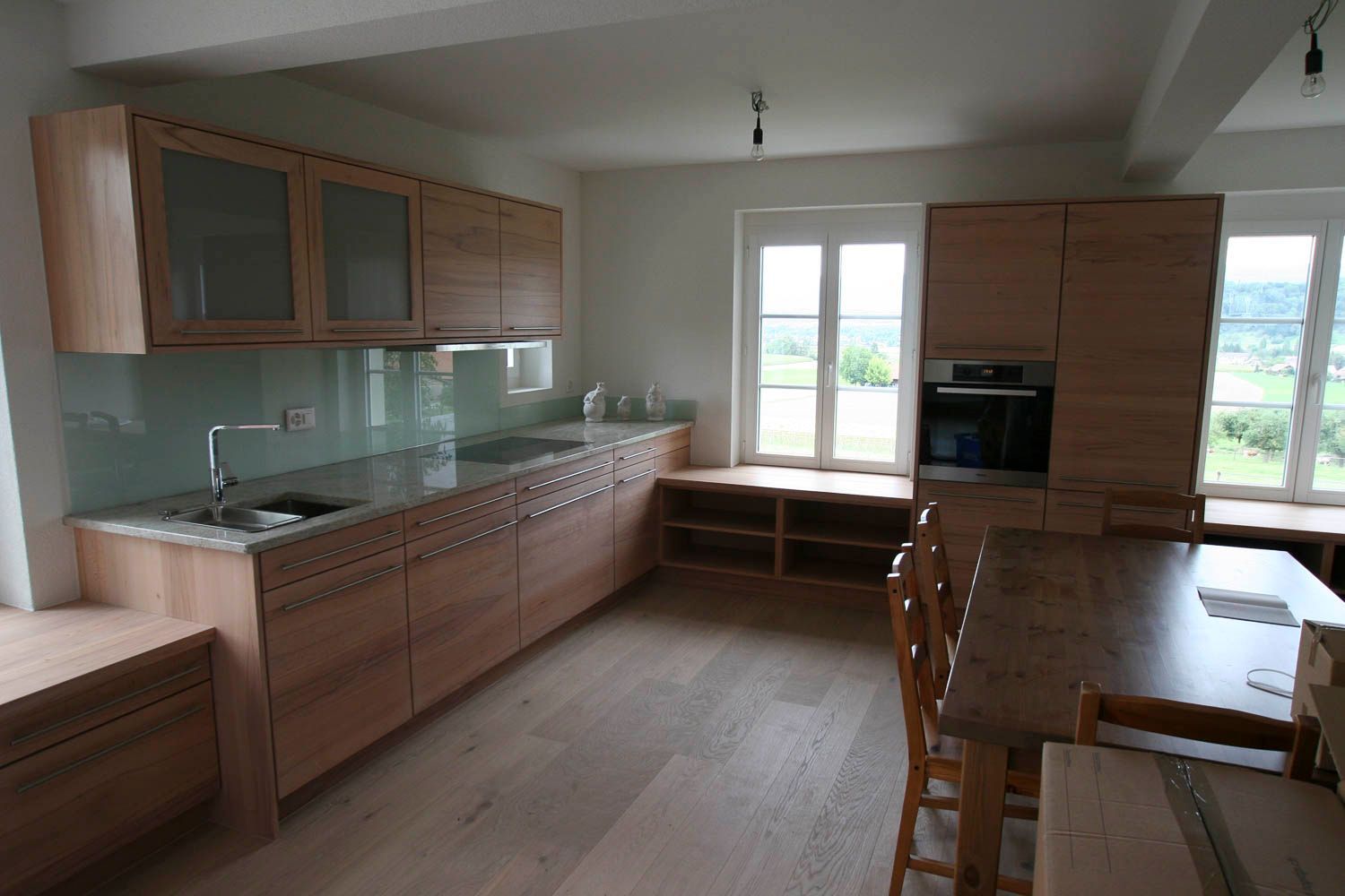 Eine Küche mit Holzschränken und einem Tisch und Stühlen