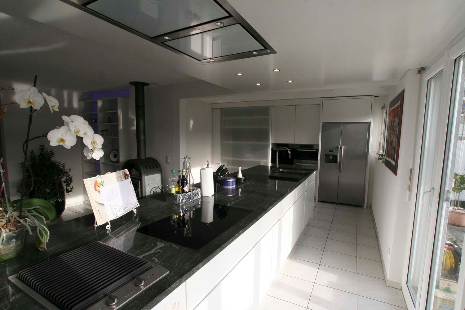 Eine Küche mit Herd, Backofen und Kühlschrank.