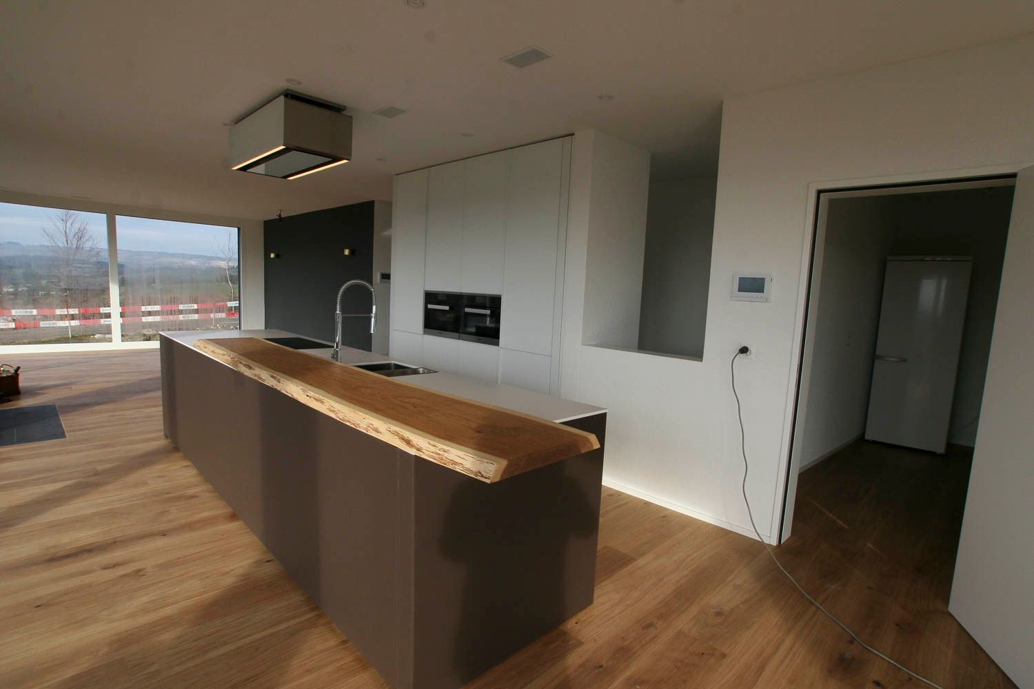 Eine Küche mit einer großen Insel in der Mitte