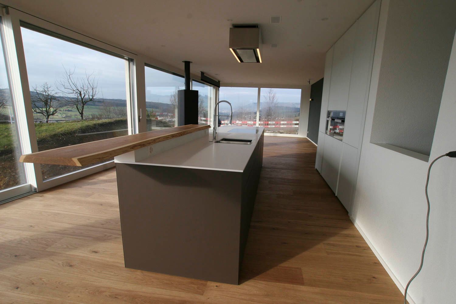 Eine Küche mit großer Insel und vielen Fenstern