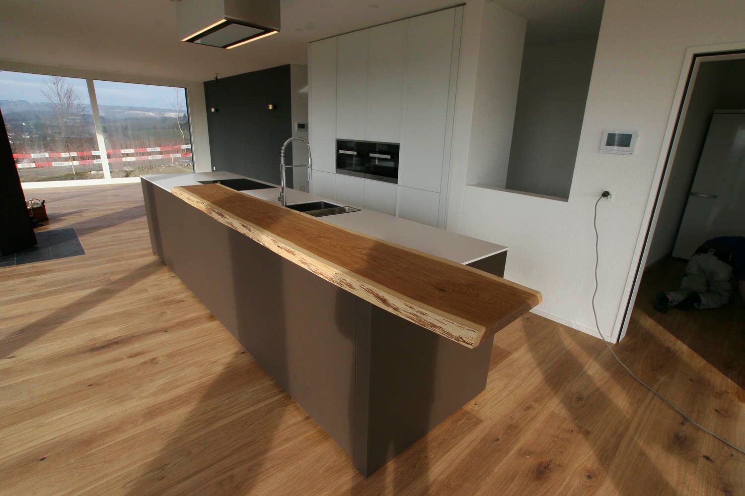 Eine Küche mit Holzarbeitsplatte und Holzboden.