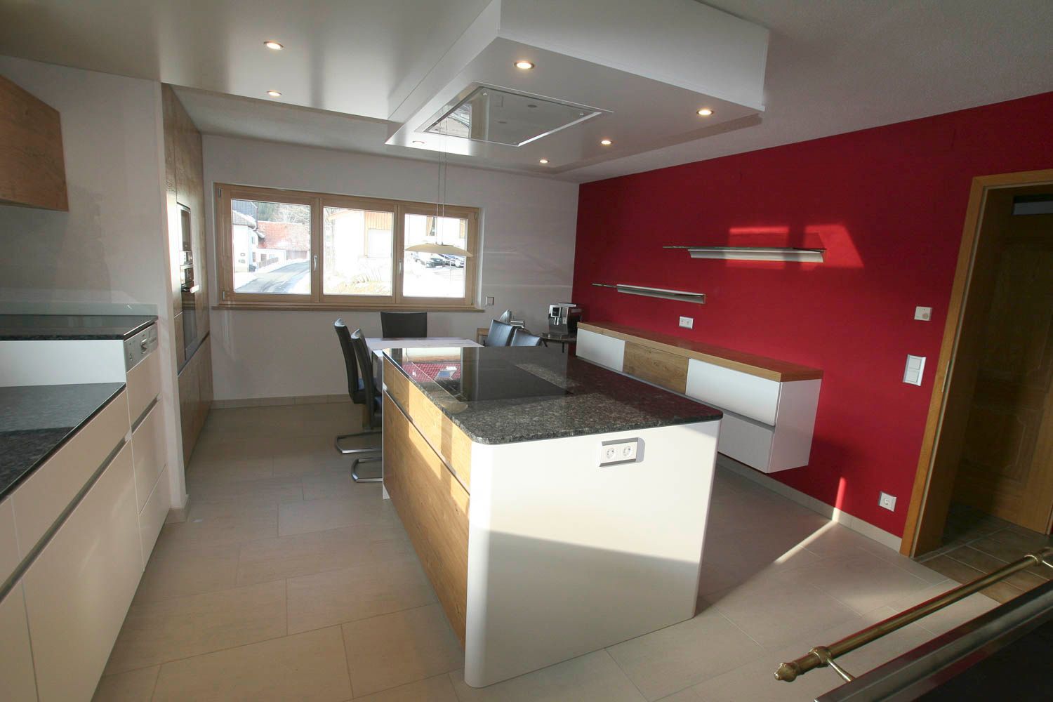 Eine Küche mit einer großen Insel und einer roten Wand