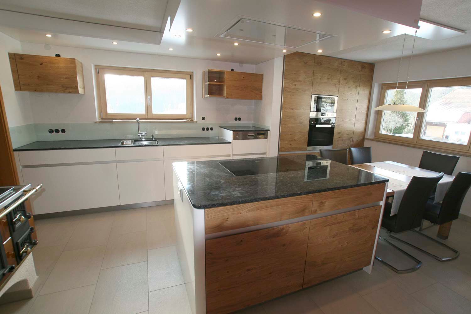 In der Mitte der Küche befindet sich eine große Insel.