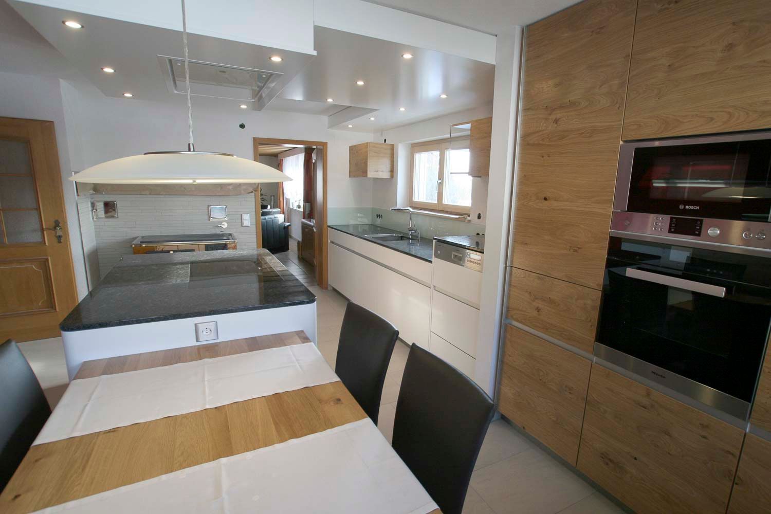 Eine Küche mit einem Tisch und Stühlen darin