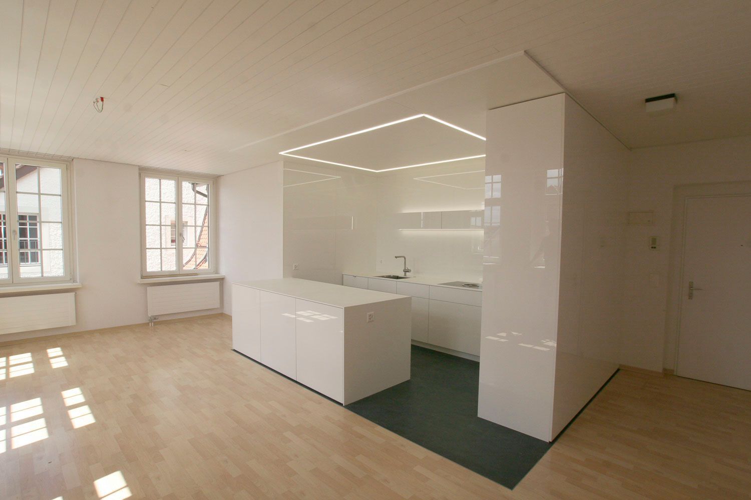 In der mitte des raumes befindet sich eine küche.
