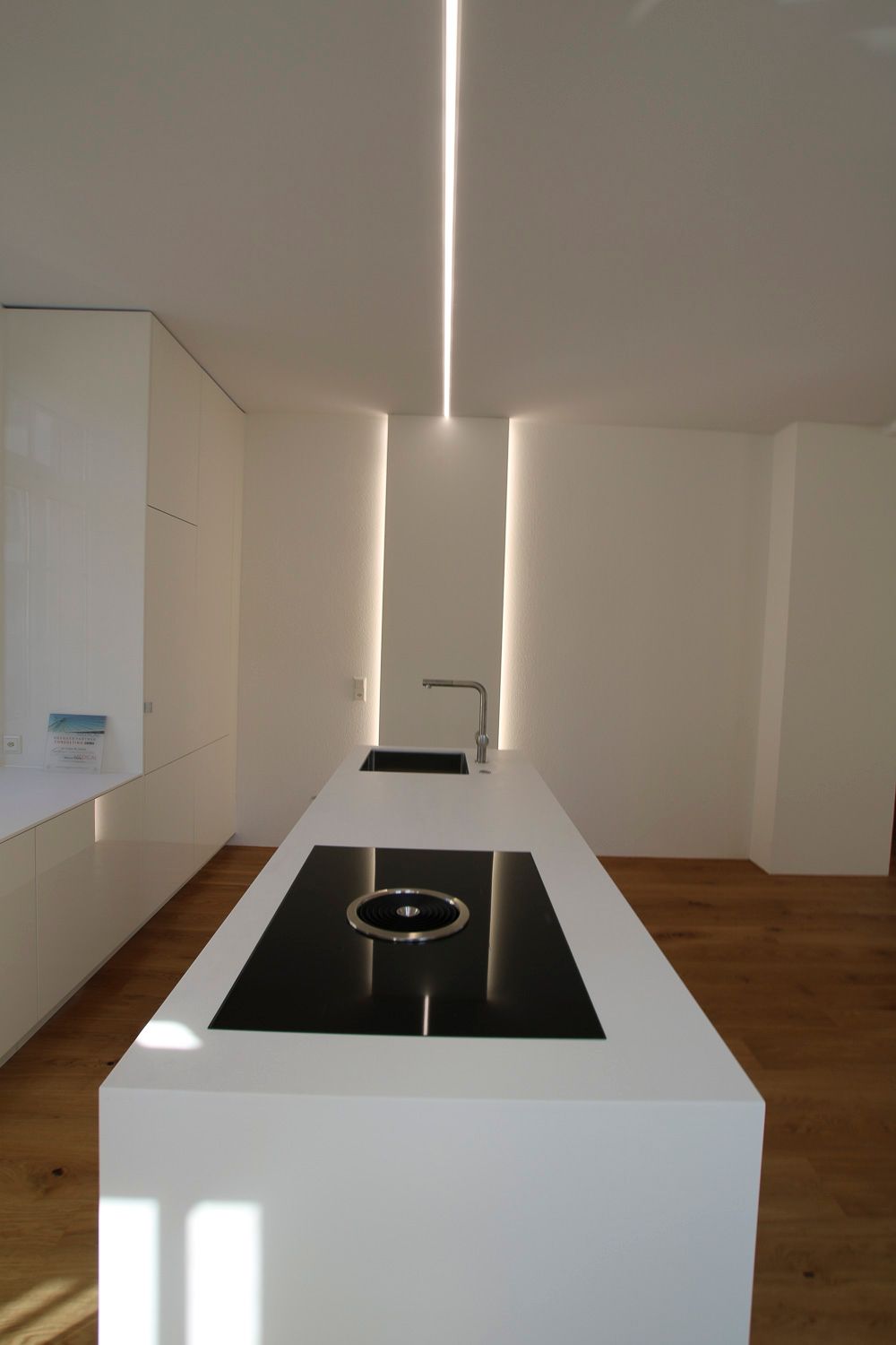 Eine Küche mit Herd und Spüle