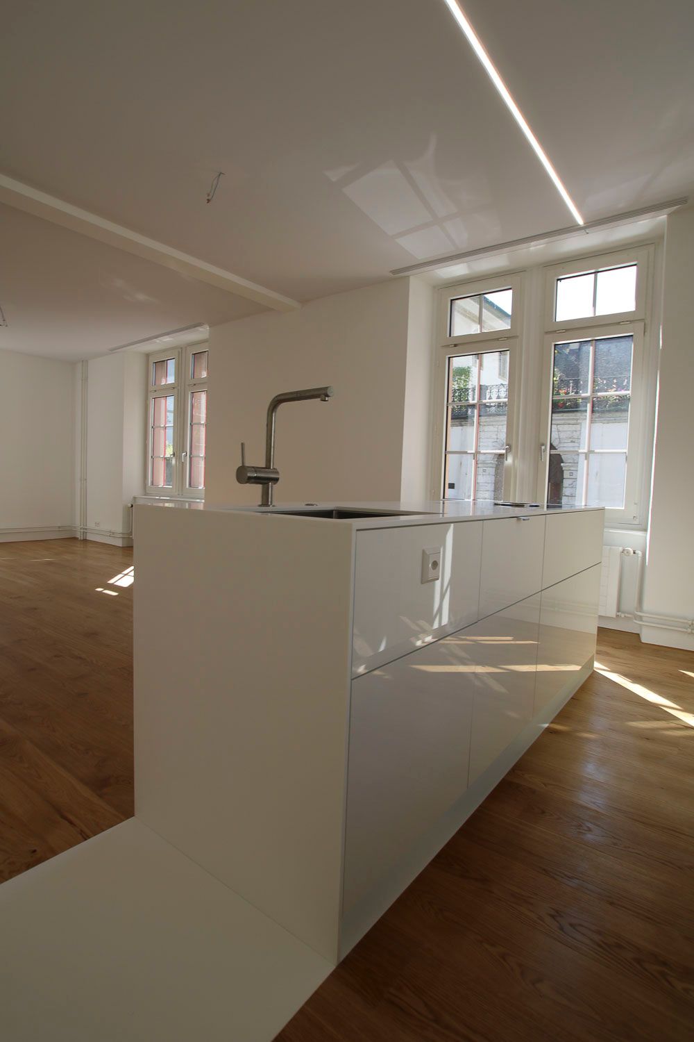 In der Mitte der Küche befindet sich eine Spüle.