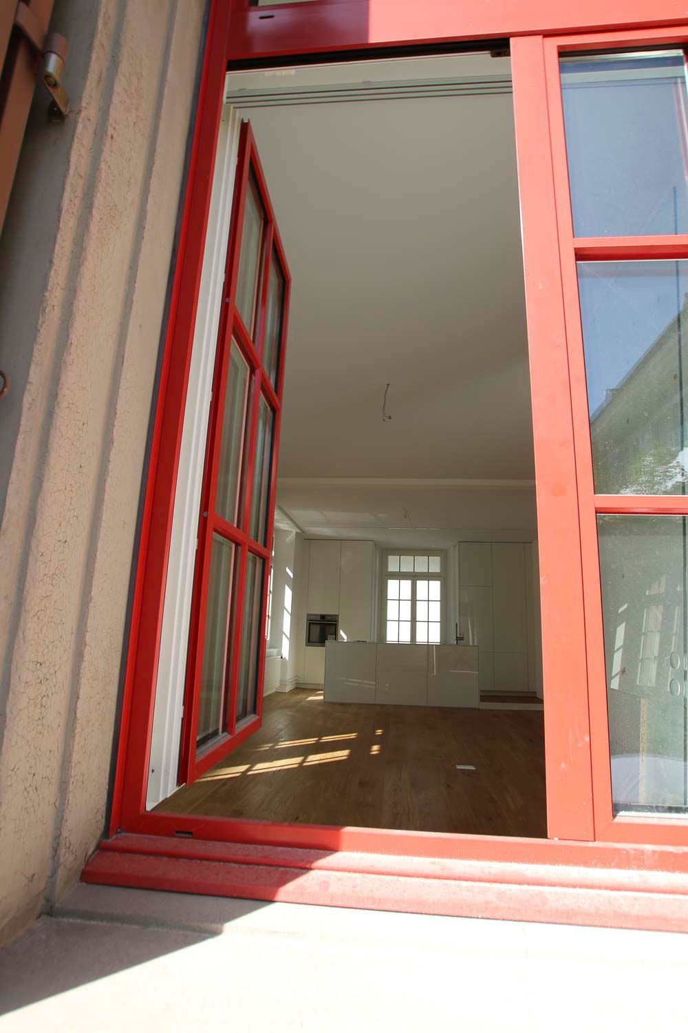 Ein rotes Fenster ist zu einem leeren Raum geöffnet