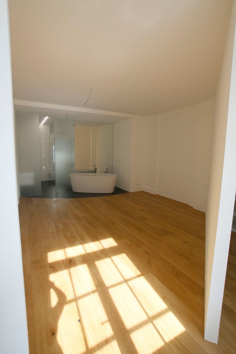 Ein leerer Raum mit einer Badewanne in der Mitte