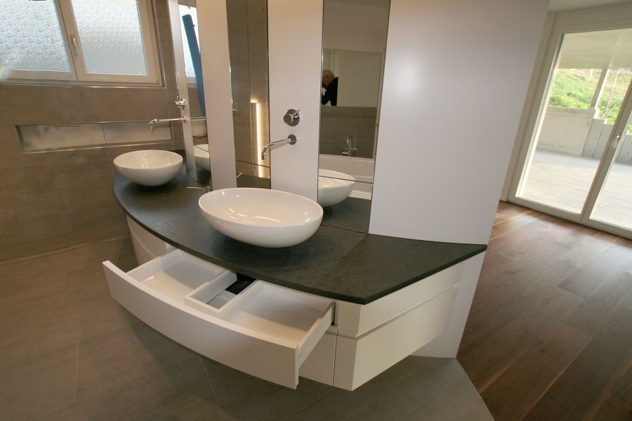 Ein Badezimmer mit zwei Waschbecken und einer offenen Schublade