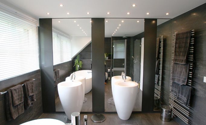 Ein Badezimmer mit zwei Waschbecken und einer Badewanne