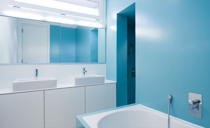 Ein Badezimmer mit zwei Waschbecken und einer Badewanne.