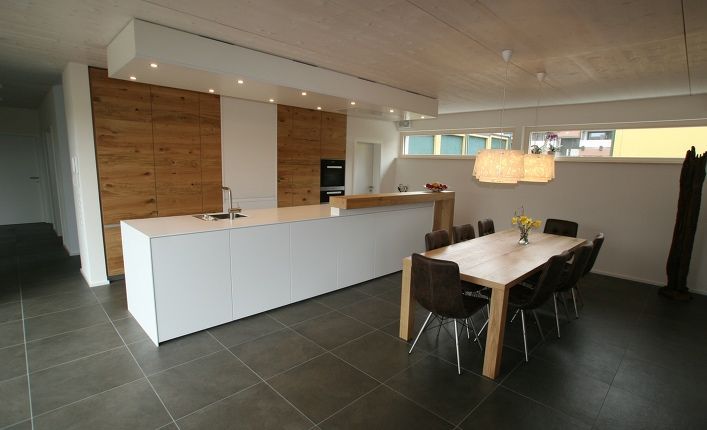 Eine Küche mit einem Tisch und Stühlen darin