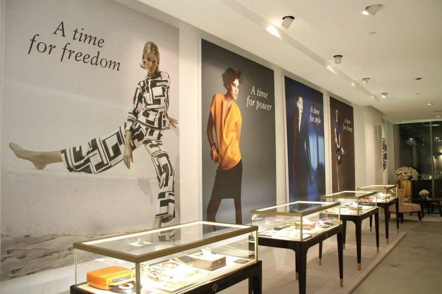 Eine Zeit der Freiheit wird an der Wand eines Ladens angezeigt