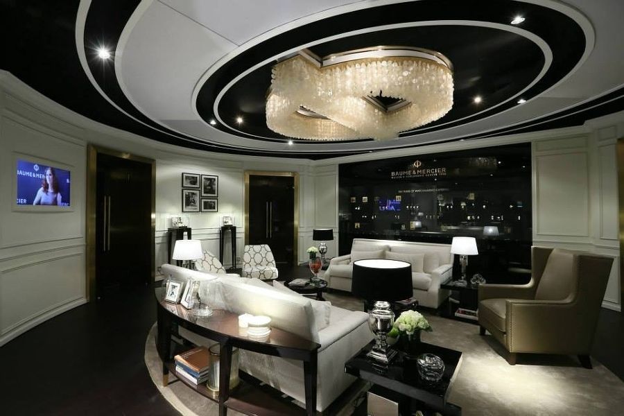 Ein Wohnzimmer mit einem Kronleuchter, der von der Decke hängt