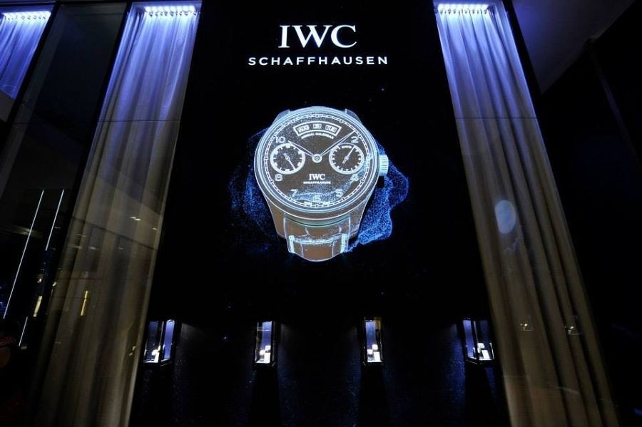 Eine IWC Schaffhausen-Ladenfront mit einer Uhr darauf
