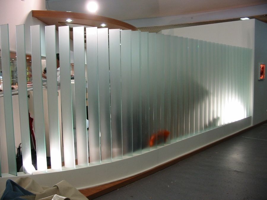 Ein Raum mit einer Trennwand aus Milchglas