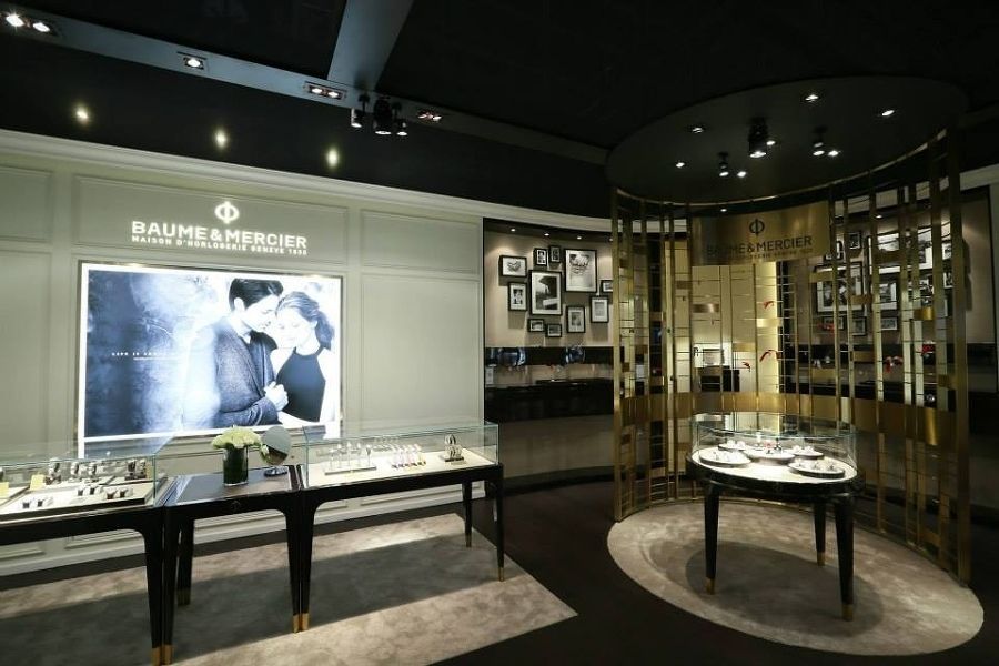 Ein Juweliergeschäft mit einem großen Bild eines Mannes und einer Frau an der Wand.