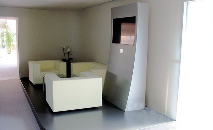 Ein Modell eines Wohnzimmers mit einer Couch und Stühlen