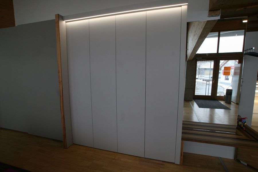 Eine weiße Wand mit einer Beleuchtung in einem Raum