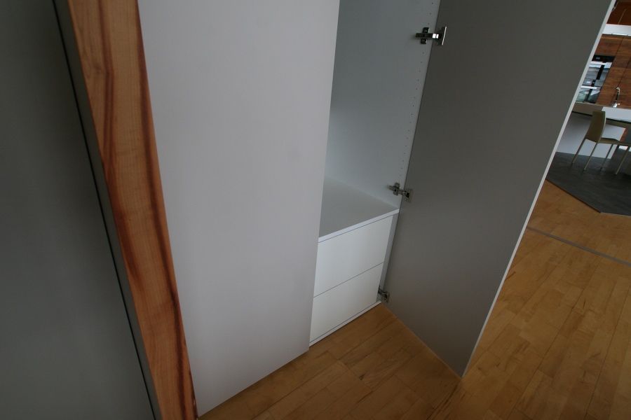 Ein weißer Schrank mit einer Schublade darin