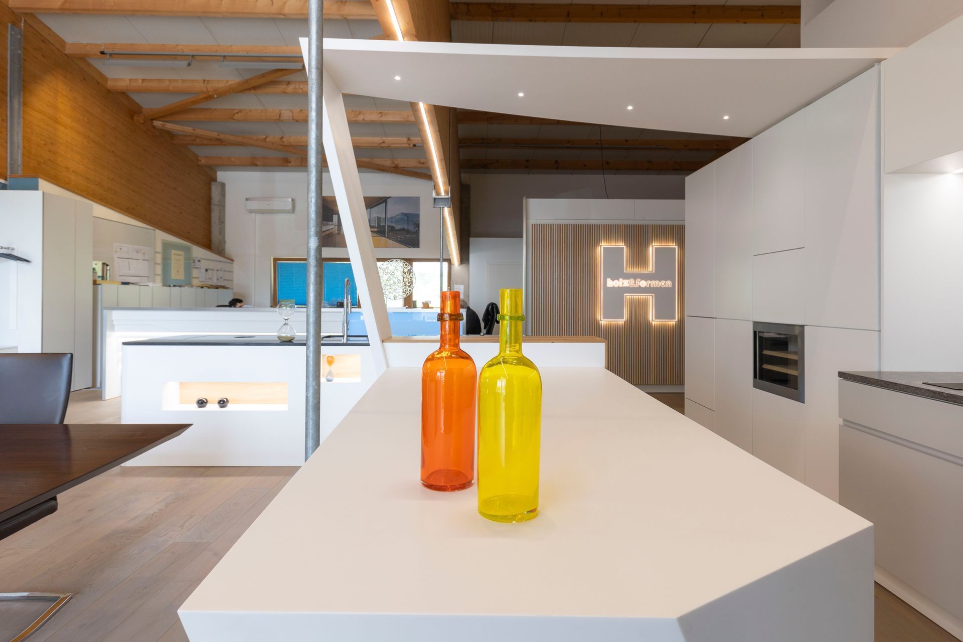 Zwei Flaschen stehen auf einer Küchentheke.