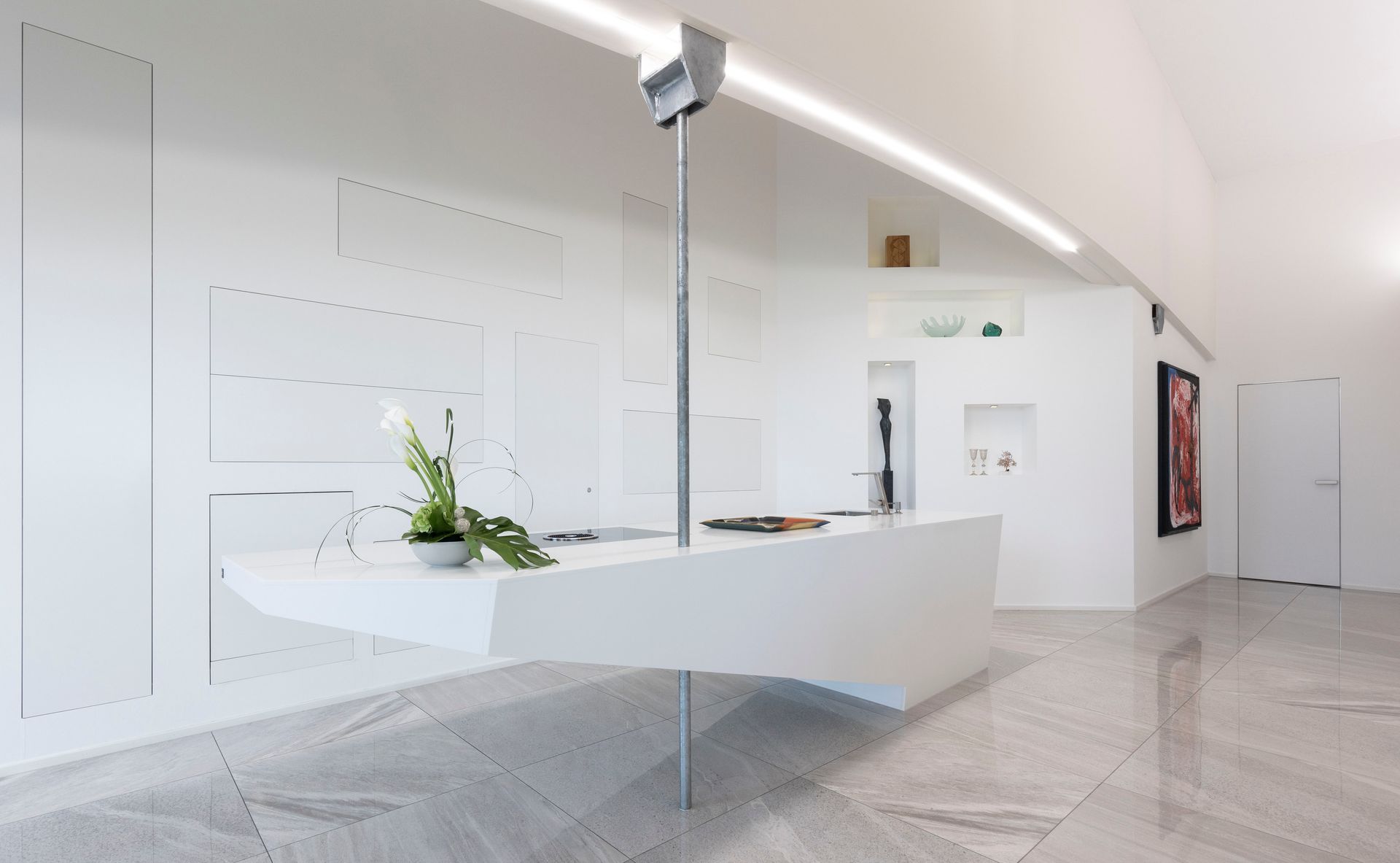 Eine große weiße Theke in einem Raum mit einer Pflanze darauf